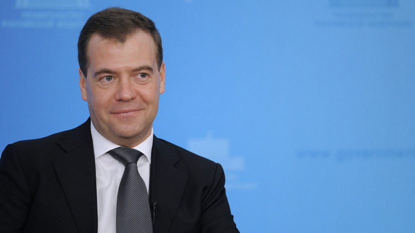 Медведев поздравил россиян с Днём защитника Отечества