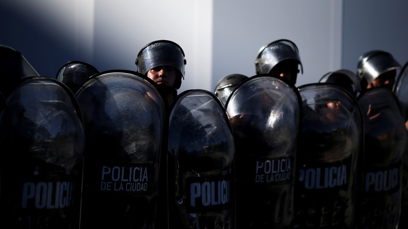 Венесуэльские полицейские применили газ на границе с Колумбией