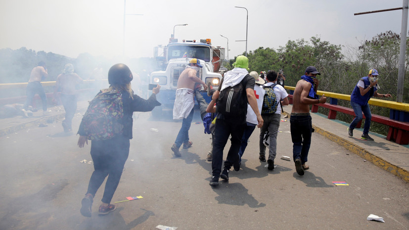 СМИ: На границе Венесуэлы сожжён грузовик с гумпомощью