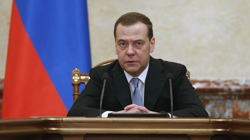 Медведев поручил до 1 мая проанализировать доходы россиян