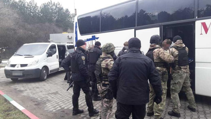 На подъезде к Одессе задержали группу вооружённых людей