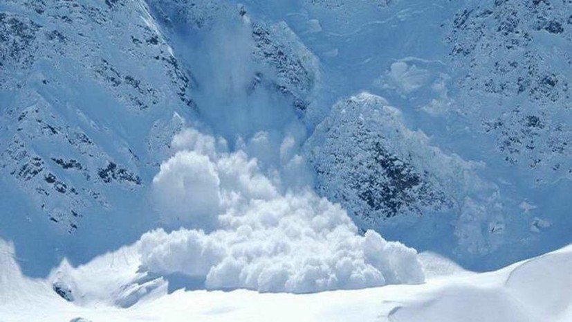 СМИ: При сходе снежной лавины в Карачаево-Черкесии погиб человек