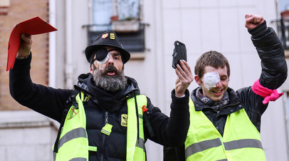 Один из лидеров «жёлтых жилетов» Жером Родригез (слева) на акции протеста в Париже