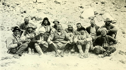Участники Британской экспедиции на Джомолунгму 1922 года в базовом лагере