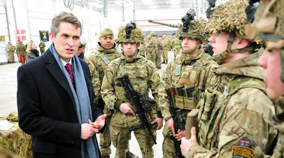 Министр обороны Великобритании Гэвин Уильямсон во время встречи с британскими военными