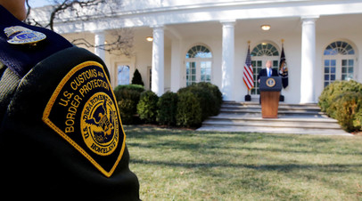 Трамп объявляет о введении режима ЧП в саду Белого дома