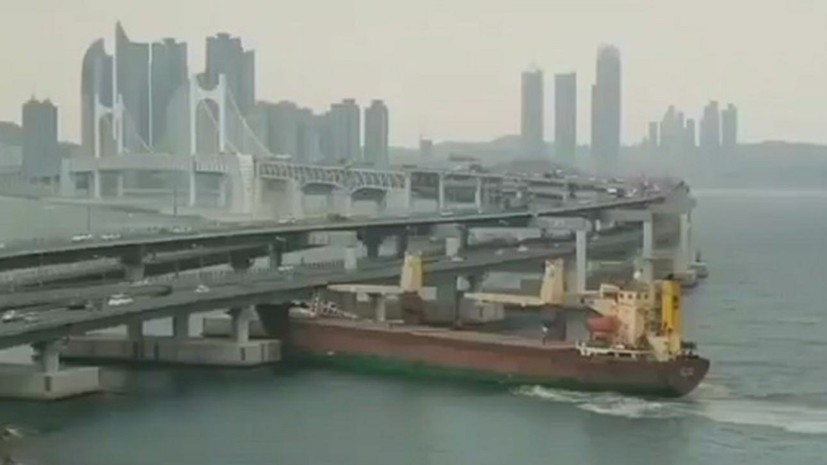 В Южной Корее продлили арест протаранившему мост капитану российского судна