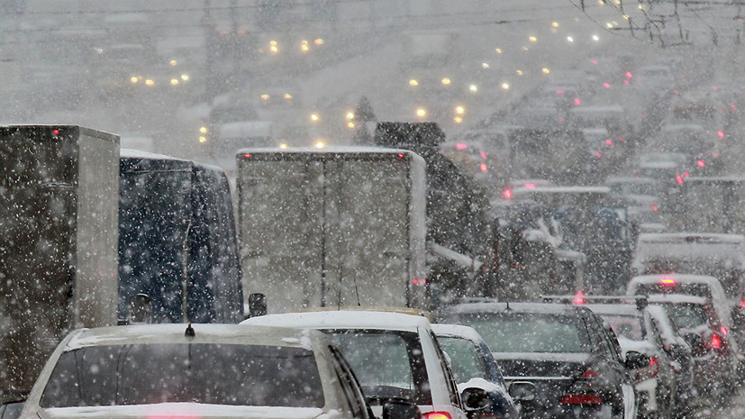 В ЦОДД предупредили водителей в Москве о метели и гололёде