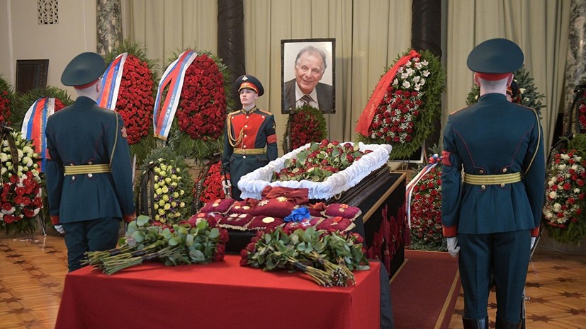 В Петербурге проходит церемония прощания с Жоресом Алфёровым