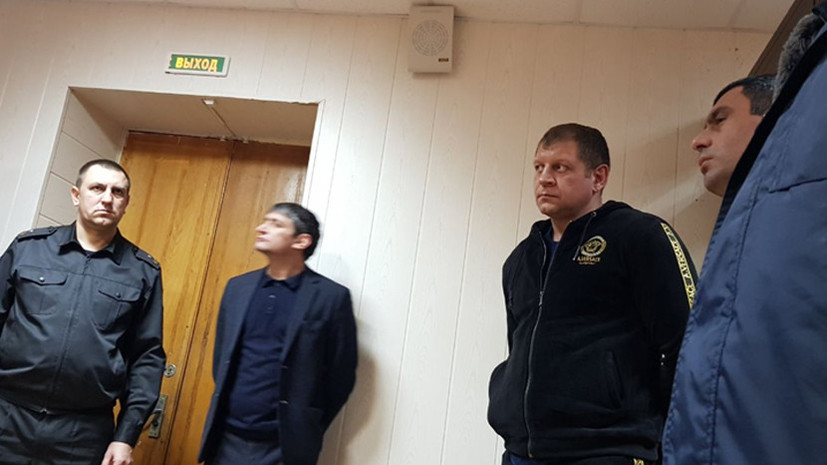 Суд оставил Емельяненко под арестом по делу о неповиновении полиции