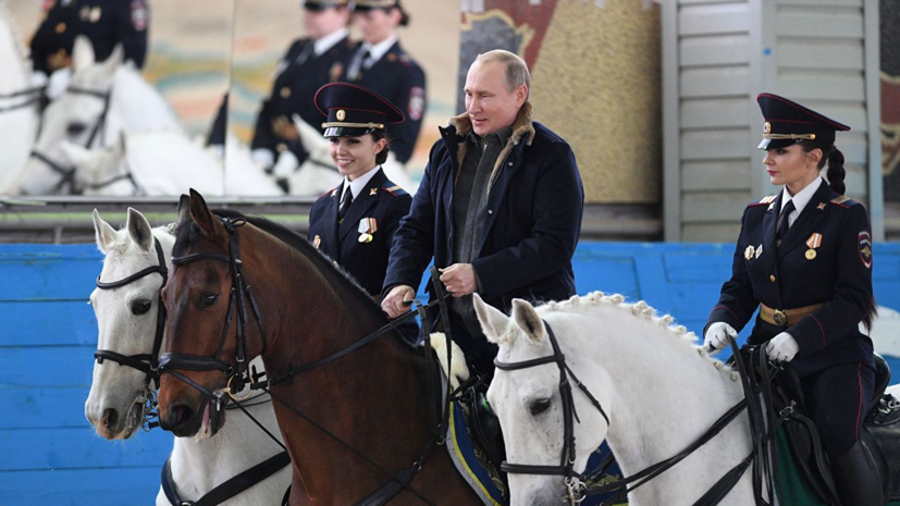 Путин проехал на лошади из конного патруля полиции
