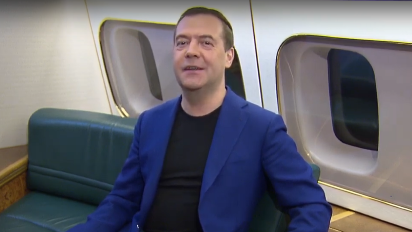 Медведев записал поздравление с 8 Марта на борту самолёта