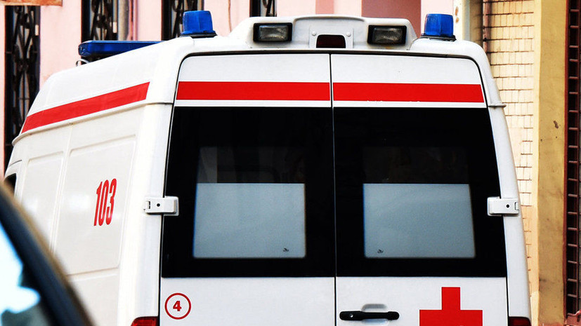 В Петербурге при падении рекламного щита пострадали два человека