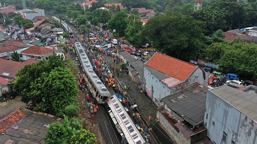 В Индонезии при сходе поезда с рельсов пострадали не менее 17 человек