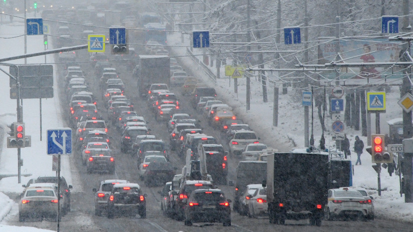В ЦОДД предупредили водителей в Москве о гололедице