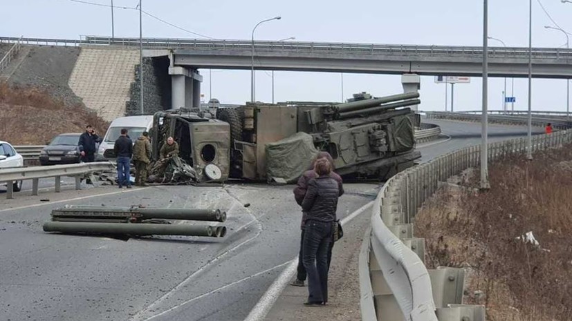 При опрокидывании военного КамАЗа во Владивостоке никто не пострадал