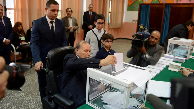Франция положительно оценила решение главы Алжира отказаться от участия в выборах