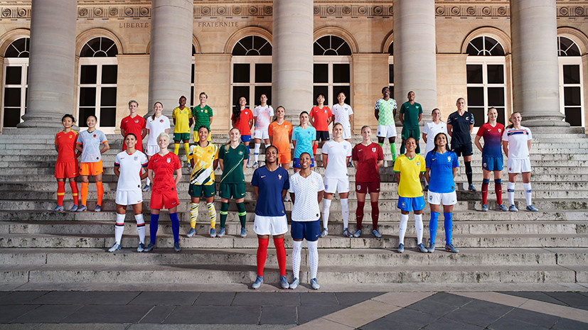 Более 40 футболисток приняли участие в представлении форм национальных сборных к ЧМ во Франции
