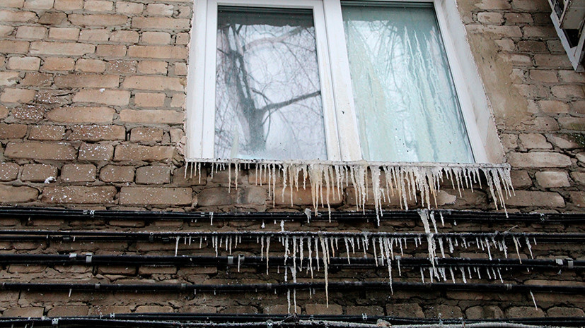 В Челябинской области проводят проверку по факту смерти женщины в результате падения куска льда
