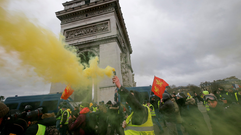 Полиция применила водомёты против «жёлтых жилетов» в Париже