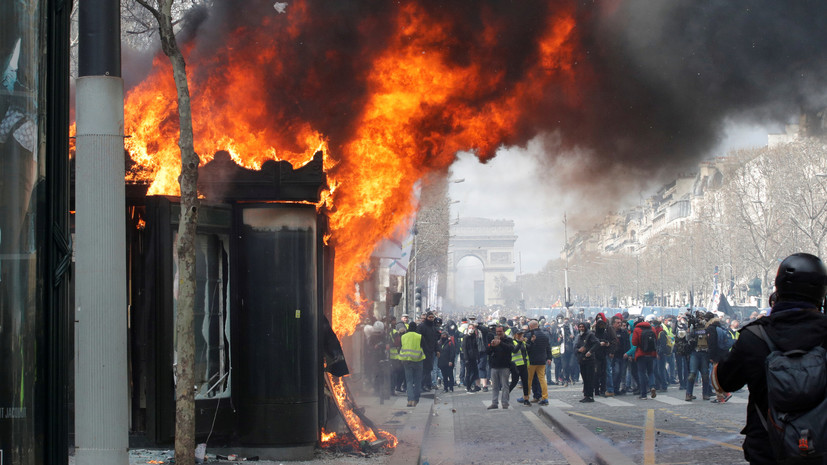 В центре Парижа при пожаре во время протестов пострадали 11 человек