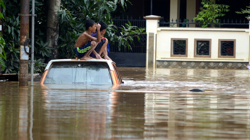 Число жертв наводнений в Индонезии достигло 63