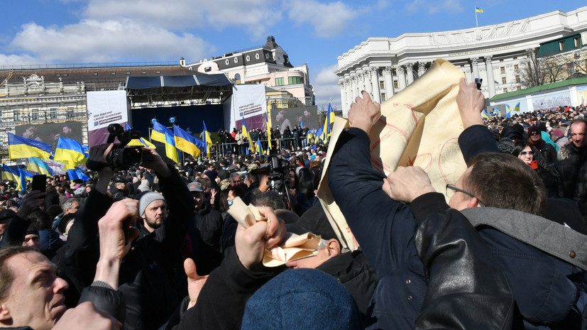 В Киеве произошли столкновения между сторонниками и противниками Порошенко