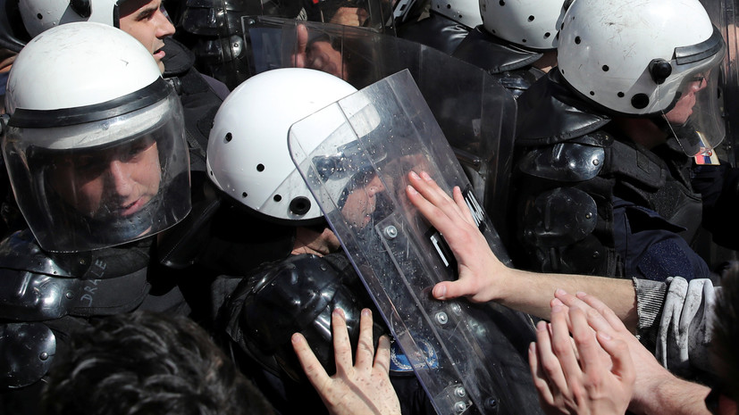 В Белграде митингующие прорвали оцепление перед резиденцией президента