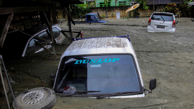 Число жертв наводнений в Индонезии достигло 77