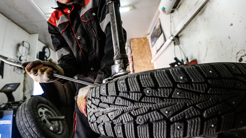 Автомобилистам в Москве рекомендовали не торопиться с «переобувкой»