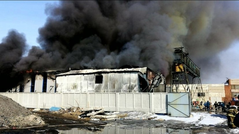 В Омске на заводе из-за пожара произошло обрушение кровли