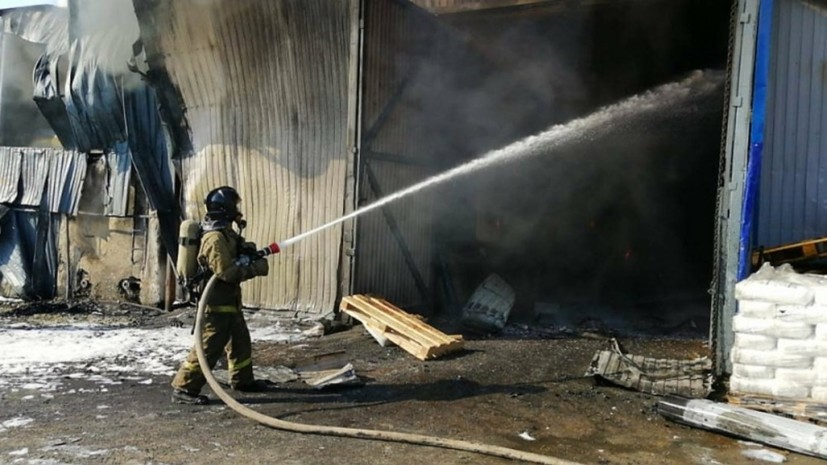 В Омске потушили пожар на заводе