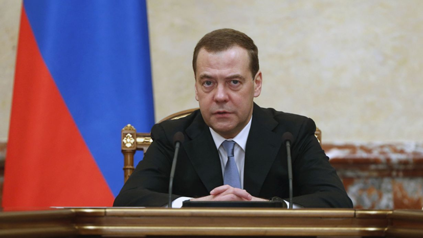 Медведев распорядился проиндексировать зарплаты бюджетников на 4,3%