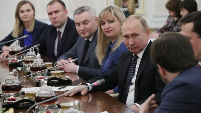 Путин обменялся шутками с представителем МВД на встрече с «Лидерами России»