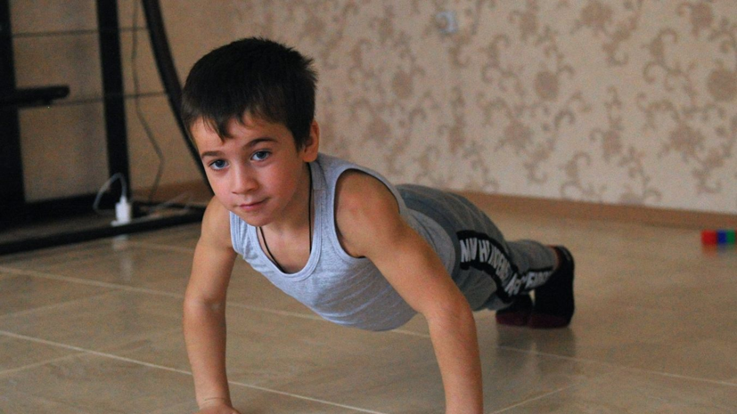 Шестилетний россиянин установил мировой рекорд по отжиманию на брусьях