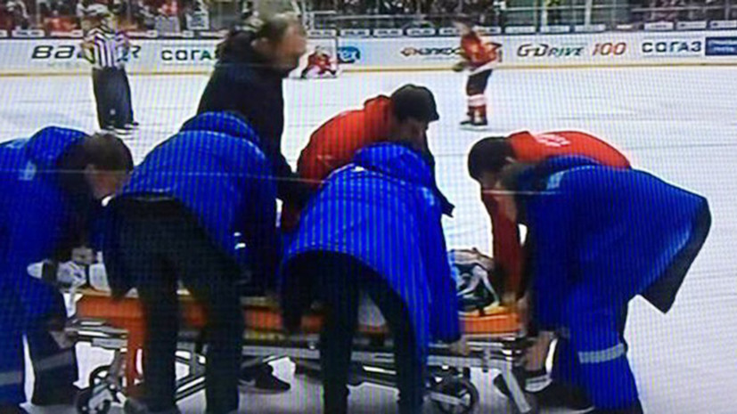 Хоккеиста «Барыса» увезли в больницу после травмы в матче с «Авангардом»