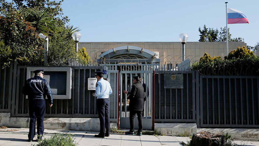 В Афинах в полицейскую будку возле российского посольства бросили гранату