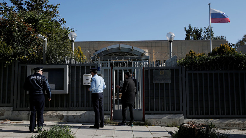 В Греции осудили нападение на полицейскую будку у российского посольства