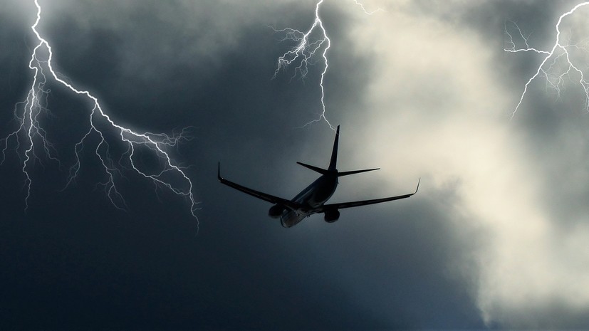 В летевший в Сочи самолёт ударила молния