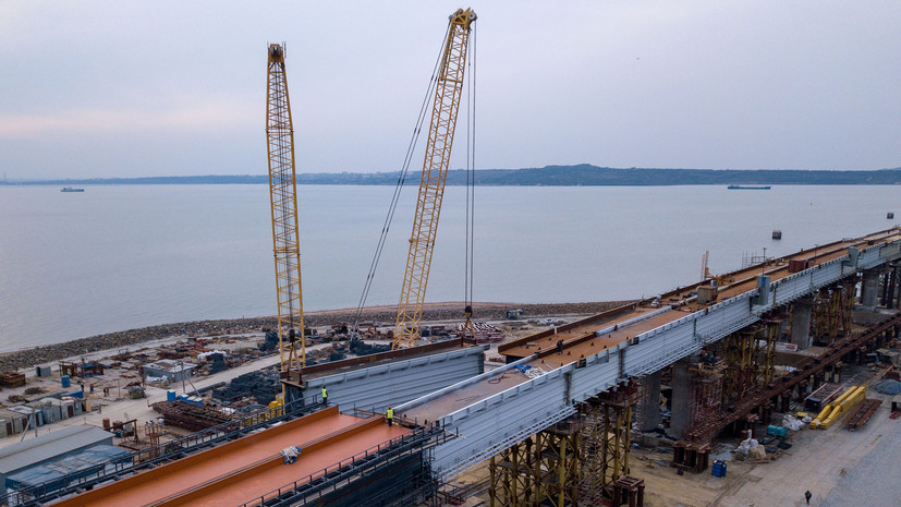 Пути на полуостров: на Крымском мосту завершили установку всех железнодорожных пролётов