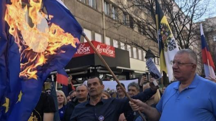 В центре Белграда сербские радикалы сожгли флаги ЕС и НАТО