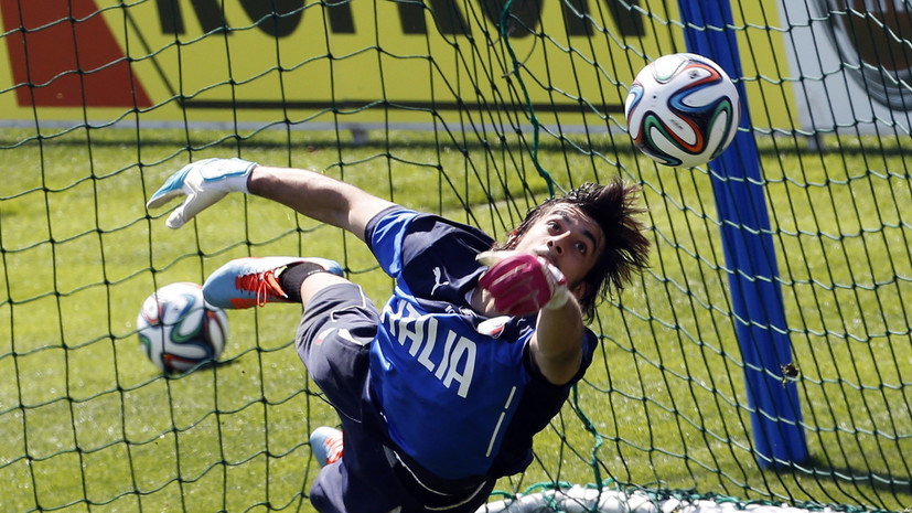 СМИ: Голкипер сборной Италии получил травму из-за бутылки на поле