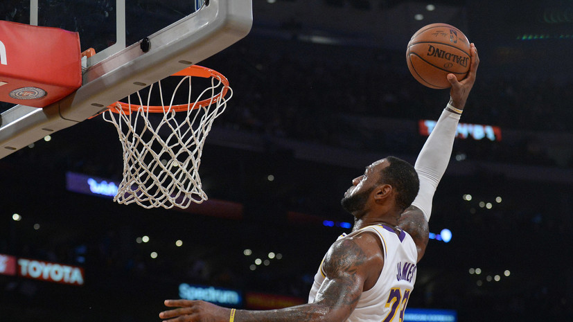 Трипл-дабл Джеймса помог «Лейкерс» победить «Сакраменто» в матче НБА