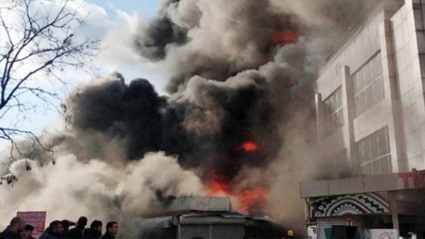 Два вертолёта МЧС привлекли к тушению пожара в торговом центре Баку