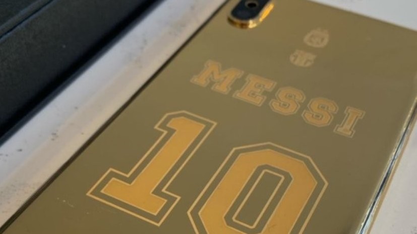 Месси покрыл новый телефон золотом