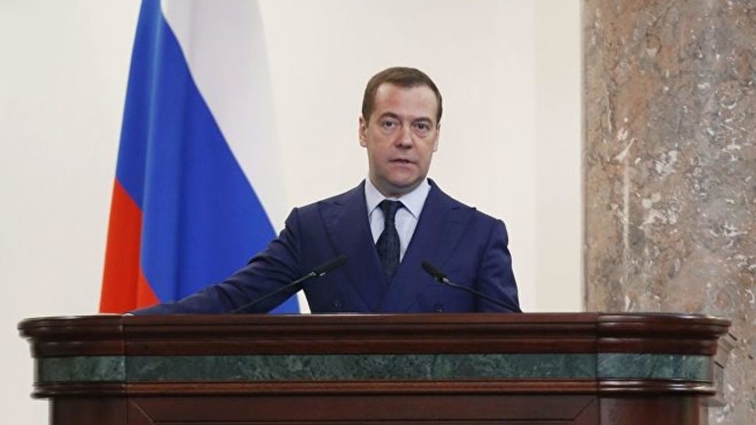 Медведев приостановил объединение Александринки и Театра имени Волкова
