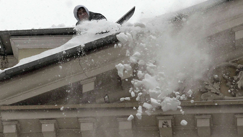 В Алтайском крае проводят проверку по факту гибели дворника в результате схода снега с крыши