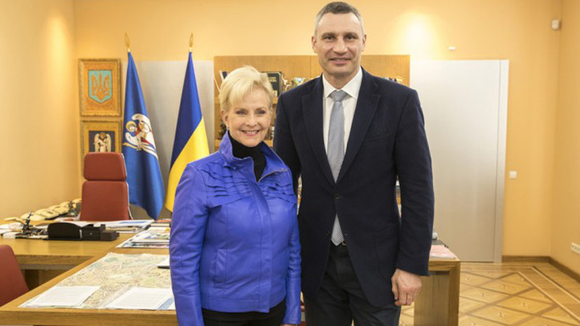 Вдова Маккейна прибыла на Украину наблюдать за выборами