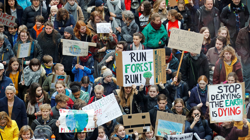 Тысячи школьников в Берлине провели акцию в защиту климата