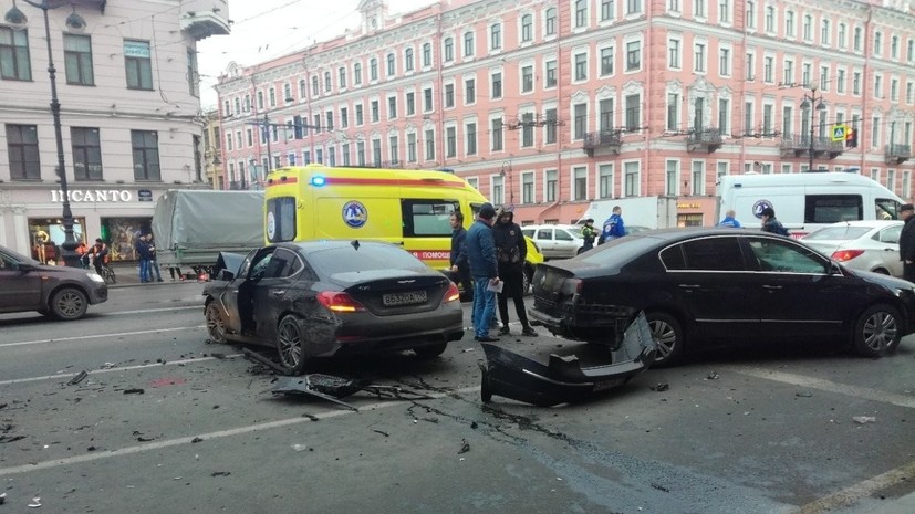 Опубликованы кадры аварии в центре Петербурга